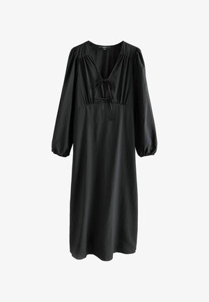 Czarna sukienka z dekoltem w kształcie litery V i wiązaniem na środku. Posiada długie bufiaste rękawy oraz luźny krój, wykonana z gładkiego materiału.