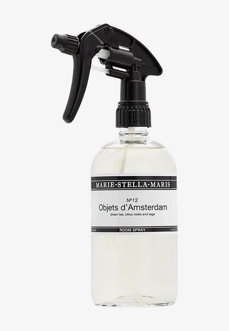 Bouteille en verre transparent avec un vaporisateur noir, étiquetée "Marie-Stella-Maris N°12 Objets d'Amsterdam", contenant un spray d'ambiance aux notes de thé vert.