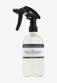 Klar glasflaska med en svart spraymunstycke, märkt "Marie-Stella-Maris N°12 Objets d'Amsterdam," som innehåller rumsspray med dofter av grönt te.
