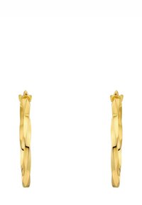 Ett par polerade guldvridna hoopörhängen med en slät, reflekterande yta och rundade kanter, uppvisade på en vit bakgrund.