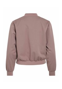 Kort, mauve bomberjacke med ribbet krave og manchetter. Har en tætsiddende talje og en glat stoftekstur. Kun bagansigt.