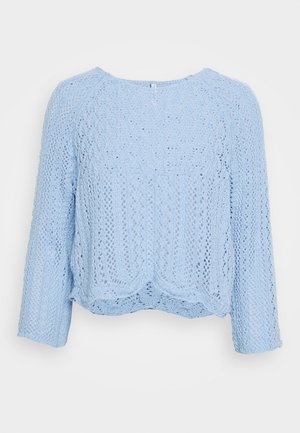Maglione lavorato a maglia di colore azzurro chiaro, con una vestibilità ampia, scollo rotondo e maniche a tre quarti. Presenta un motivo in pizzo testurizzato e orlo a scallop.