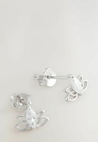 Ezüst lótuszvirág fülbevalók, középen egy marquise csiszolású áttetsző kristállyal, polírozott kivitelben, fém száras dizájnnal.