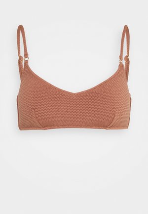 Bikini-topissa on rustinvärinen sävy, teksturoitu aaltoileva kuvio, säädettävät hihnat ja kultasävyiset yksityiskohdat. Pintamateriaali on sileä.