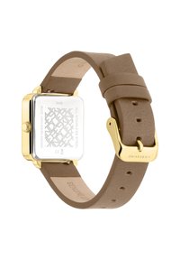 Vierkante horloge van roestvrij staal met een goudkleurige kast. Tan leren band met een gestructureerde afwerking en metalen gesp. Waterbestendig tot 3 ATM.