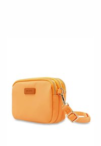 Borsa crossbody arancione in nylon con doppi scomparti chiusi da cerniera, dettagli in pelle e tracolla removibile. Forma rettangolare compatta, texture liscia.