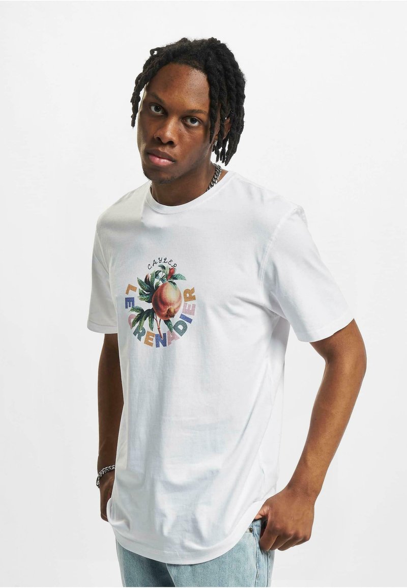 Weißes Baumwoll-T-Shirt mit einem bunten Grafikmotiv eines Granatapfels und Blättern, dazu das Wort "Le Grenadier" in stilisierten Buchstaben.