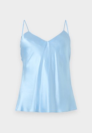 Camisole en satin bleu clair avec fines bretelles ajustables et un léger décolleté en V, présenté sur un fond uni.