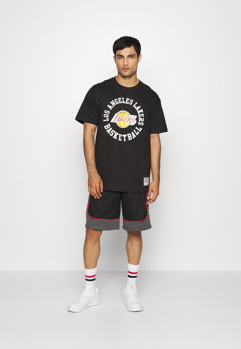 Herren Sportbekleidung | Mitchell & Ness NBA LOGO TEE LOS ANGELES LAKERS Vereinsmannschaften black/schwarz - TH97442 Herren Sportbekleidung | Mitchell & Ness NBA LOGO TEE LOS ANGELES LAKERS Vereinsmannschaften black/schwarz - TH97442