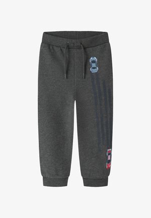 Szare spodnie dresowe z elastycznym pasem i ściągaczami, ozdobione niebiesko-czerwonymi grafikami samochodów oraz pasami wyścigowymi po bokach. Miękka faktura materiału.