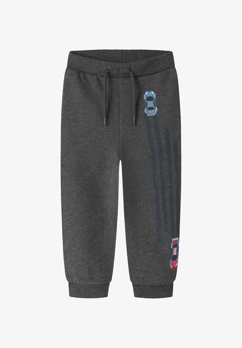 Szare spodnie dresowe z elastycznym pasem i ściągaczami, ozdobione niebiesko-czerwonymi grafikami samochodów oraz pasami wyścigowymi po bokach. Miękka faktura materiału.