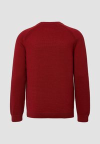 Langärmliger, gestrickter Rundhalsausschnitt-Pullover in einem einheitlichen Dunkelrot, von hinten gezeigt mit gerippten Bündchen und Saum auf einem schlichten Hintergrund.