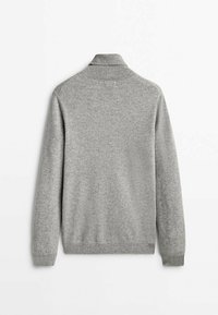 Pull gris clair à manches longues avec col, poignets et ourlet côtelés, montré de dos sur un fond blanc.