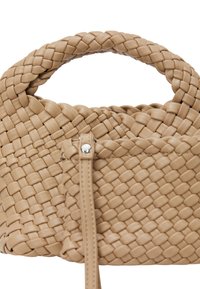 Vævet beige håndtaske med en rund håndtag, der har en lille lynlåslomme med et læderrem. Den teksturerede materialer tilføjer dybde.