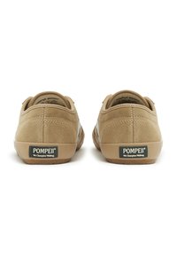 Smeđe suede tenisice za svaki dan s zaobljenim oblikom, gumene potplate i dizajn s bijelim crtama. Imaju oznaku s logotipom na peti.