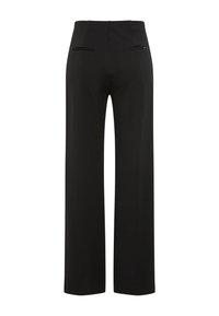 Schwarze, weit geschnittene Hosen mit glatter Textur, ausgestattet mit zwei Gesäßtaschen und einem schlichten Bund. Einfaches Design mit minimalen Akzenten.