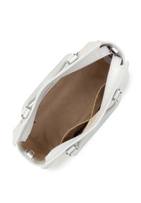 Sac à main en cuir blanc avec des accessoires en argent. Il dispose d'une fermeture éclair et d'un intérieur doublé de tissu avec plusieurs compartiments pour l'organisation.
