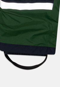 Ūdensizturīgs jaka ar zaļu korpusu, navy un baltām svītrām, teksturētu audumu un šņorēm pa apakšu ar elastīgu cilpu.