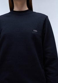 NapaPijri donkerblauwe sweatshirt van zacht katoen, met een geribbeld boord en een klein logo-patch met een vlag, gladde textuur en casual pasvorm.