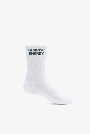 Hvide bomuldsankelsokker med ribbet tekstur og trykt sort tekst "SCORPIO ENERGY" på manchetterne.