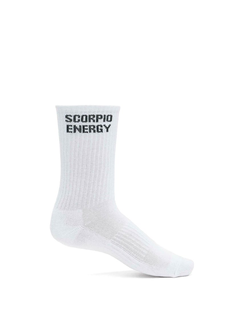 Hvite bomullsankelsokker med ribbet tekstur og trykt svart tekst "SCORPIO ENERGY" på mansjetten.