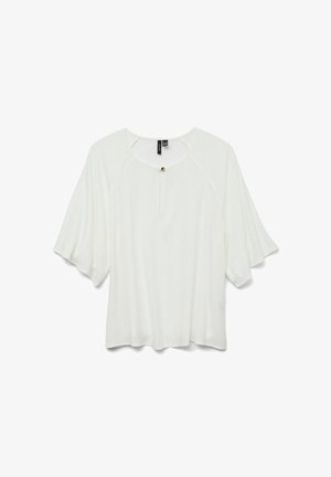 Witte losvallende blouse met brede ellebooglange mouwen, ronde halslijn en een enkele knoopsluiting in het midden van de voorkant.