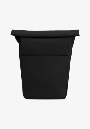 Sac à dos noir à fermeture enroulable avec poche avant, tissu lisse et design minimaliste sur fond blanc.