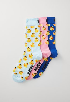 Tre par bomuldsstrømper: et lysblå med gule andemønstre, et pink med det samme design, og et blåt med teksten "HAPPY".