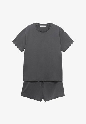 Sivi bombažna loungewear komplet, ki vključuje majico s kratkimi rokavi in okroglim izrezom ter kratke hlače na vrvico, gladka struktura, sproščen kroj, brez vzorcev ali dodatkov.