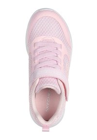 Zapatilla deportiva de color rosa claro con tejido de malla, cordones y una correa de velcro. Suela blanca con detalle del logo en el costado.