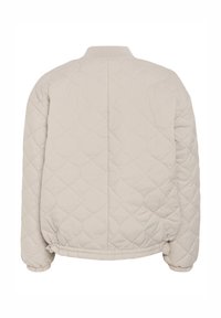 Ljust beige vadderad jacka med diamantsömmar, elastiska ärmslut och rynkad nederkant, sedd bakifrån mot en vit bakgrund.