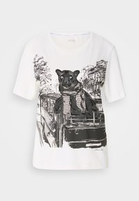 Witte katoenen T-shirt met een zwarte grafiek van een panter die een sjaal draagt, met een schets van een stadslandschap op de achtergrond. Korte mouwen.