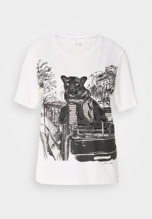 Witte katoenen T-shirt met een zwarte grafiek van een panter die een sjaal draagt, met een schets van een stadslandschap op de achtergrond. Korte mouwen.