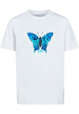 Hvid bomulds t-shirt med et blåt sommerfuglegrafik og stiliseret skrift nedenunder. Korte ærmer og klassisk rund halsudskæring.