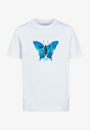 Balta medvilninė marškinėlių su mėlyno drugelio grafika ir stilizuotu tekstu po ja. Trumpomis rankovėmis ir klasikiniu apvaliu kaklu.