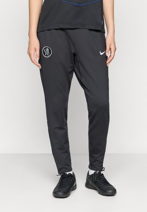 Sorte treningsbukser laget av glatt stoff, med elastisk midjebånd, tapered ben og Chelsea FC-logo på venstre lår.