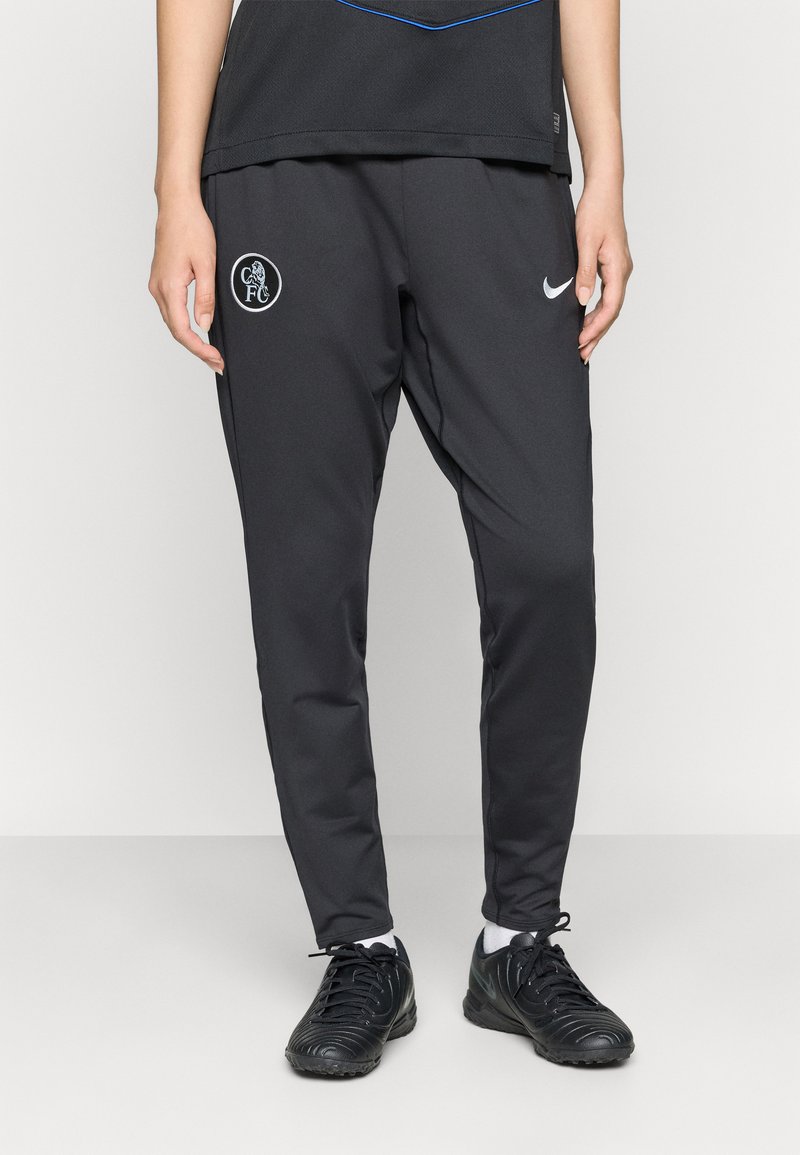 Sorte treningsbukser laget av glatt stoff, med elastisk midjebånd, tapered ben og Chelsea FC-logo på venstre lår.