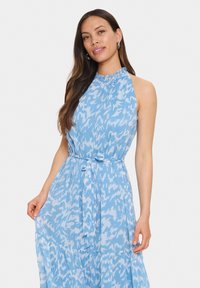 Rochie halter-neck de un albastru deschis, cu un model texturat, centurat în talie, având o fusta fluidă, în straturi și dintr-un material moale, ușor.