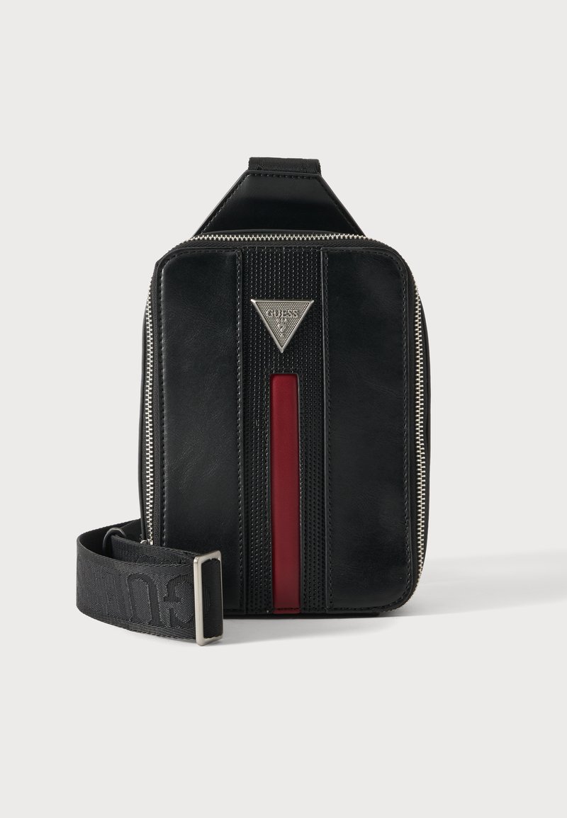 Μαύρη δερμάτινη τσάντα crossbody με κόκκινη κάθετη ρίγα, ασημένια φερμουάρ, τριγωνικό μεταλλικό λογότυπο και ρυθμιζόμενο υφασμάτινο λουρί.