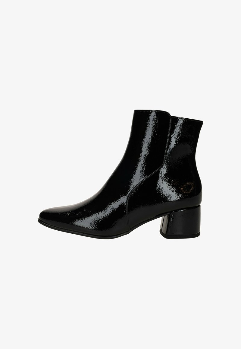Bottines en cuir verni noir avec un bout pointu et un talon carré. La surface présente une texture brillante et réfléchissante avec des lignes lisses.