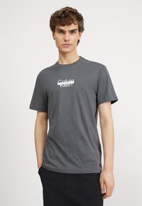 Calvin Klein CUT THROUGH LOGO - T-shirts med print - iron gate