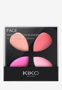 Mini Precision Blender Kit met vier druppelvormige sponsen in koralen en roze tinten, ondergebracht in een heldere rechthoekige koffer met een zwarte basis.