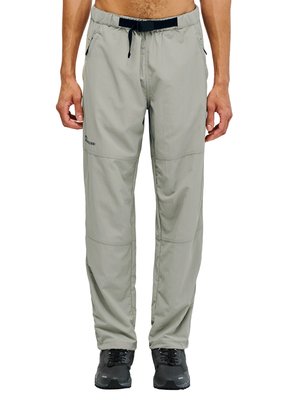 Mand iført lysegrå udendørsbukser med justerbart sort bælte og sorte vandresko, stående med armene afslappet ned langs siderne.