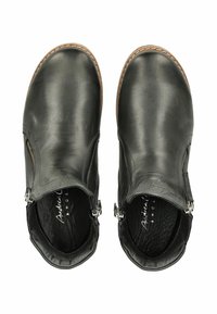 Bottines noires en cuir avec fermetures éclair latérales, bout rond et détails cousus. Texture lisse avec un intérieur rembourré et semelles en caoutchouc.