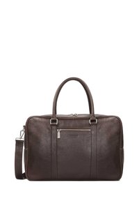 Borsa a duffle in pelle marrone con due manici superiori, tracolla removibile e tasca frontale con zip. Presenta una texture liscia e un branding sottile.