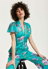Liquorish FLORAL WITH SHORT SLEEVES - Jumpsuit - green
