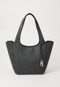 Borsa tote nera con esterno testurizzato, caratterizzata da un logo prominente. Manici lisci e un charm a dettaglio completano il design.