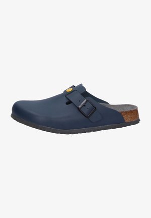 Blaue Clogs aus Gummi mit einer goldenen Schnalle als Akzent und einem Korkfußbett. Die Sohle ist schwarz und strukturiert für besseren Halt.