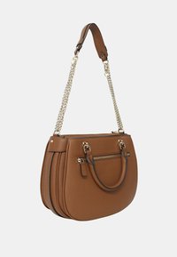Borsa a mano in finta pelle marrone con forma strutturata, doppi manici superiori e tracolla decorata da catena. Presenta una tasca con zip frontale.