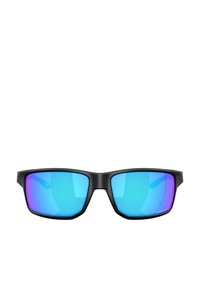 Gafas de sol con una montura de plástico negro y lentes espejados azules. Forma cuadrada con bordes angulares. Diseño ligero y textura suave.